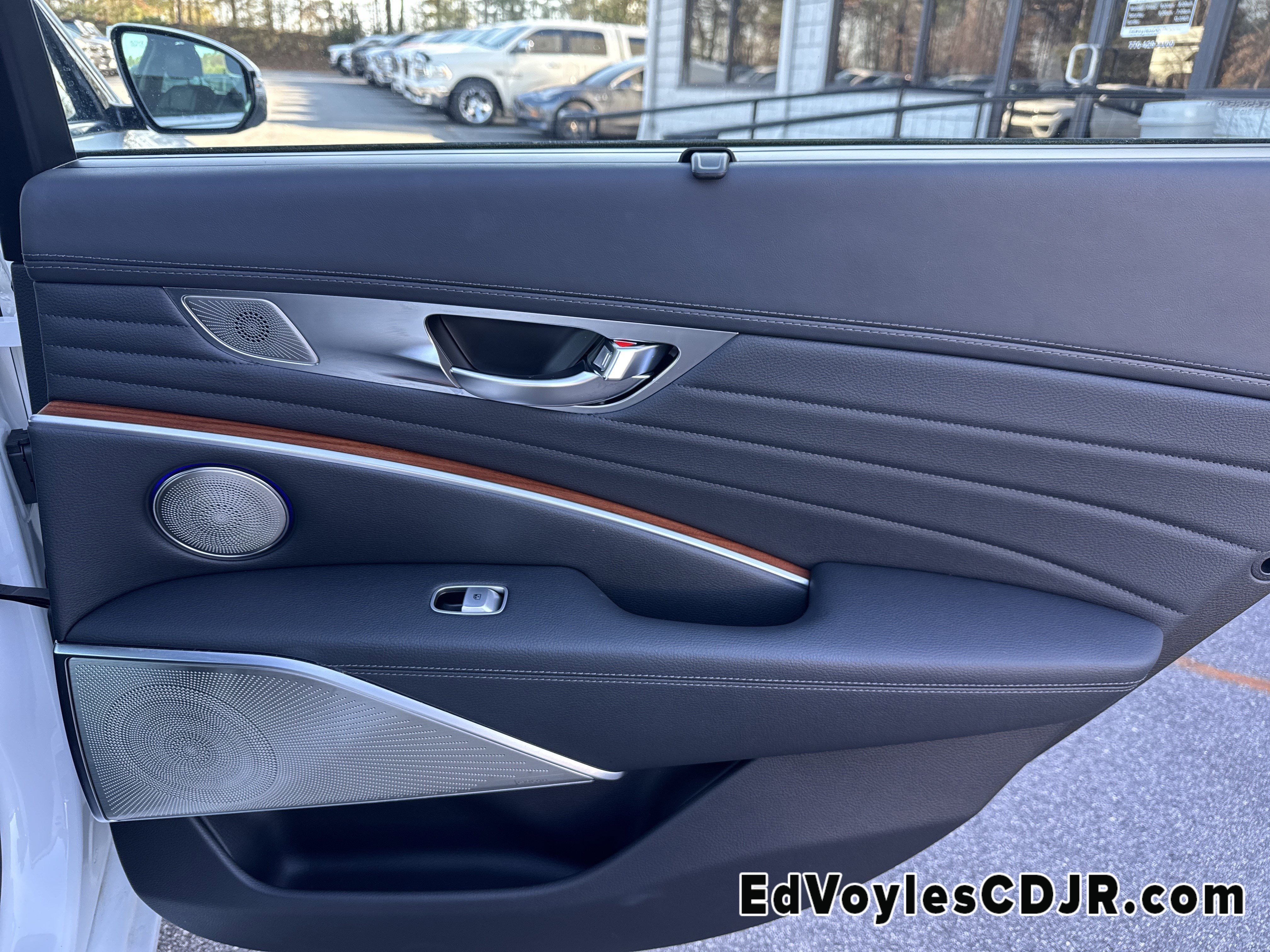 Used 2020 Kia K900 Luxury w/ VIP Package image 21