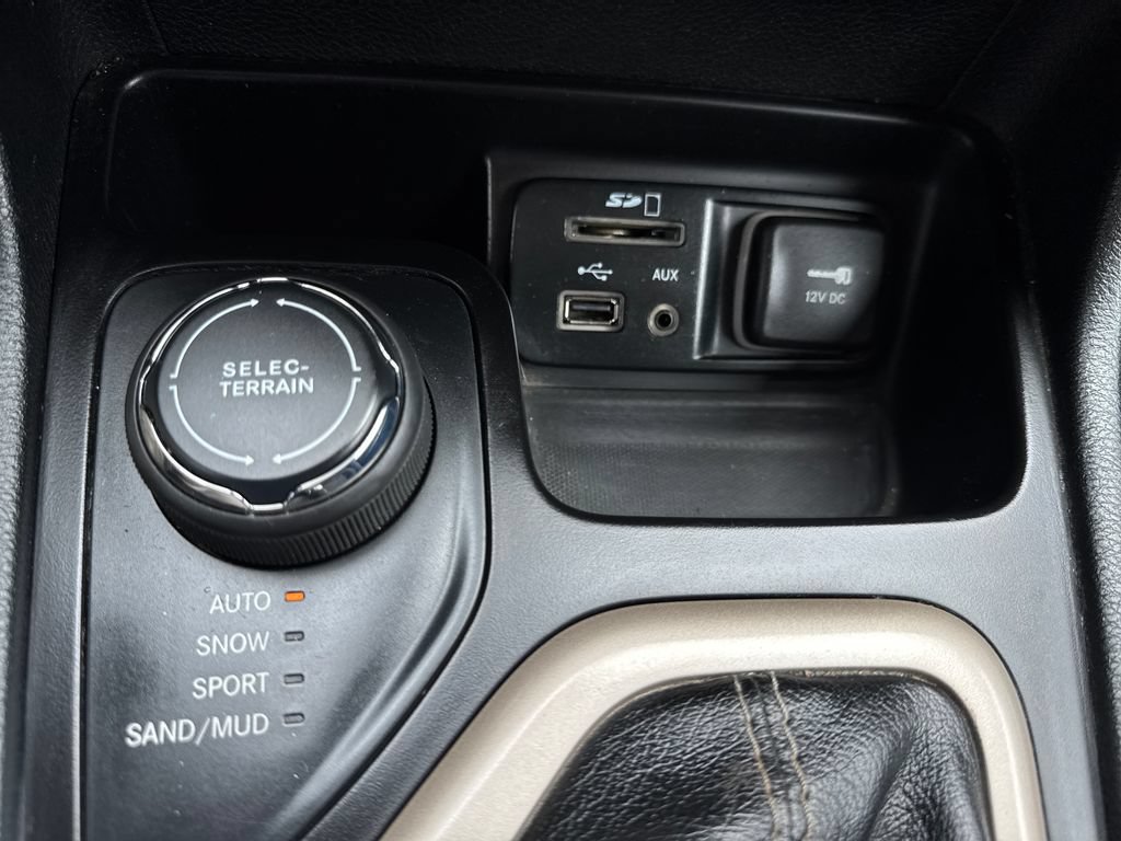 Used 2015 Jeep Cherokee Latitude w/ Cold Weather Group AWD/4WD image 27