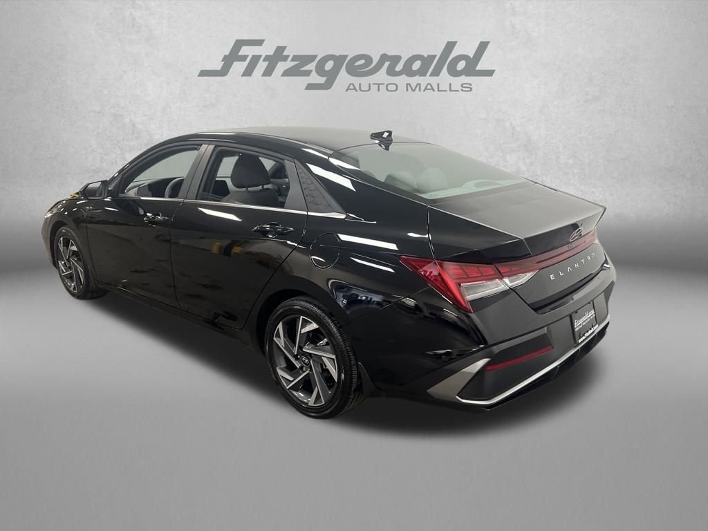 Used 2025 Hyundai Elantra SEL image 3