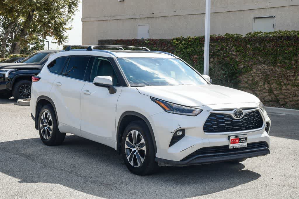 Used 2021 Toyota Highlander XLE FWD image 3
