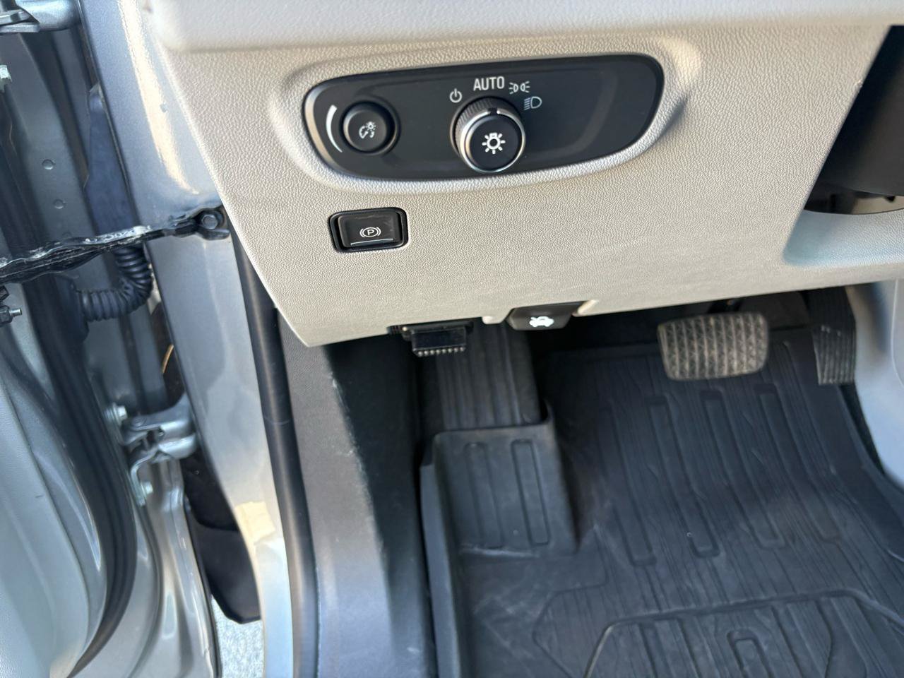 Used 2024 GMC Terrain SLE w/ Driver Convenience Package AWD/4WD image 14