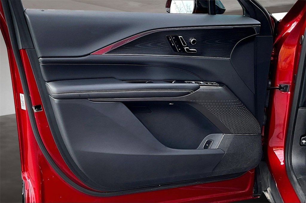 Used 2024 Cadillac Lyriq Luxury image 23