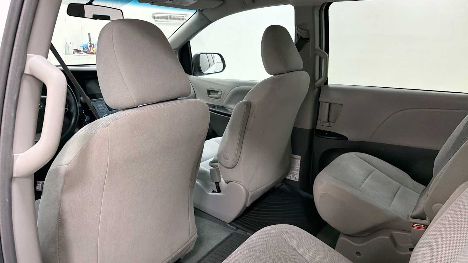 Used 2015 Toyota Sienna L FWD image 25