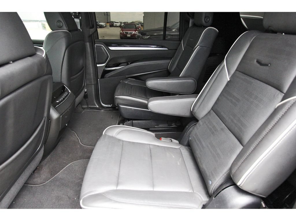 Used 2025 Cadillac Escalade ESV Sport AWD/4WD image 7