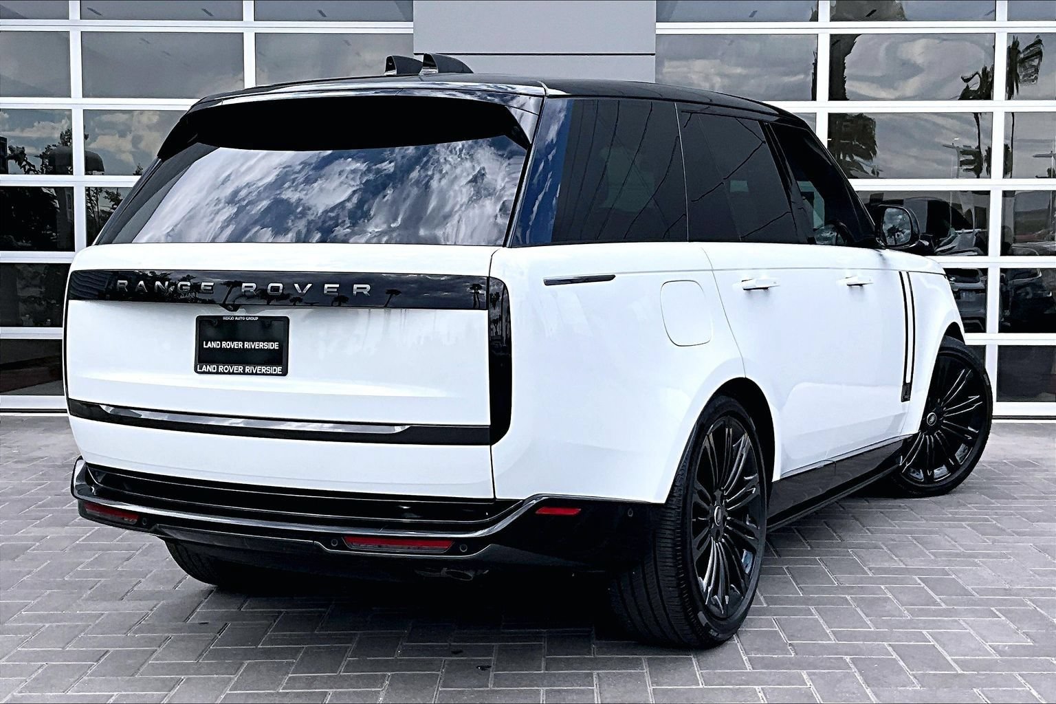 Certified 2025 Land Rover Range Rover Autobiography AWD/4WD image 12