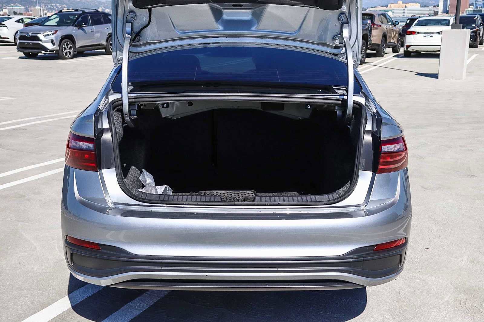 Certified 2022 Volkswagen Jetta SE image 27