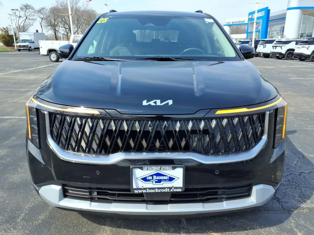 Used 2025 Kia Carnival EX image 2