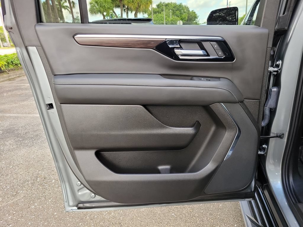 Used 2026 Chevrolet Suburban LT RWD image 10