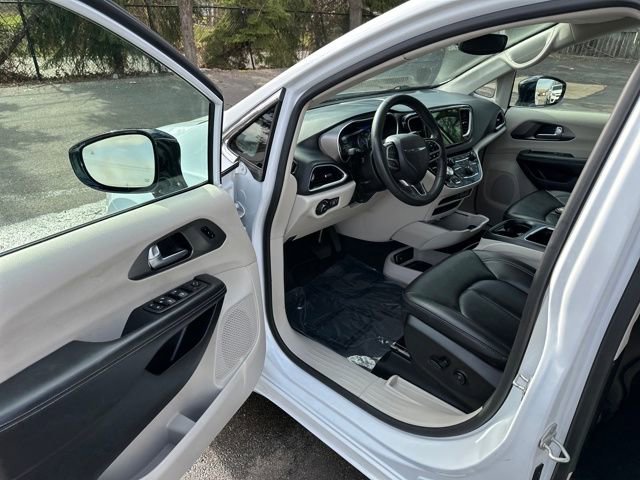 Used 2024 Chrysler Pacifica Touring-L image 23
