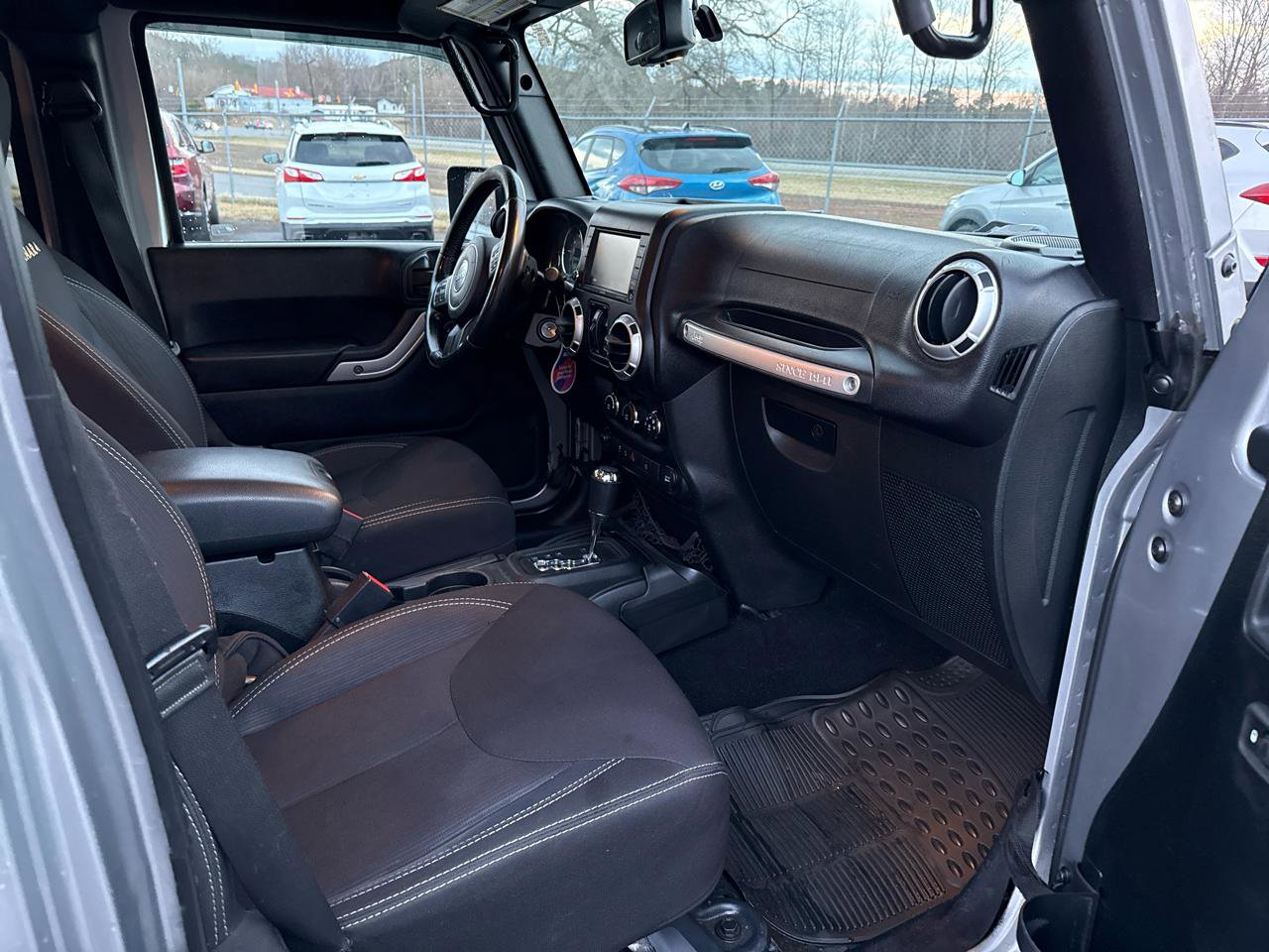 Used 2015 Jeep Wrangler Unlimited Sahara w/ Connectivity Group AWD/4WD image 15