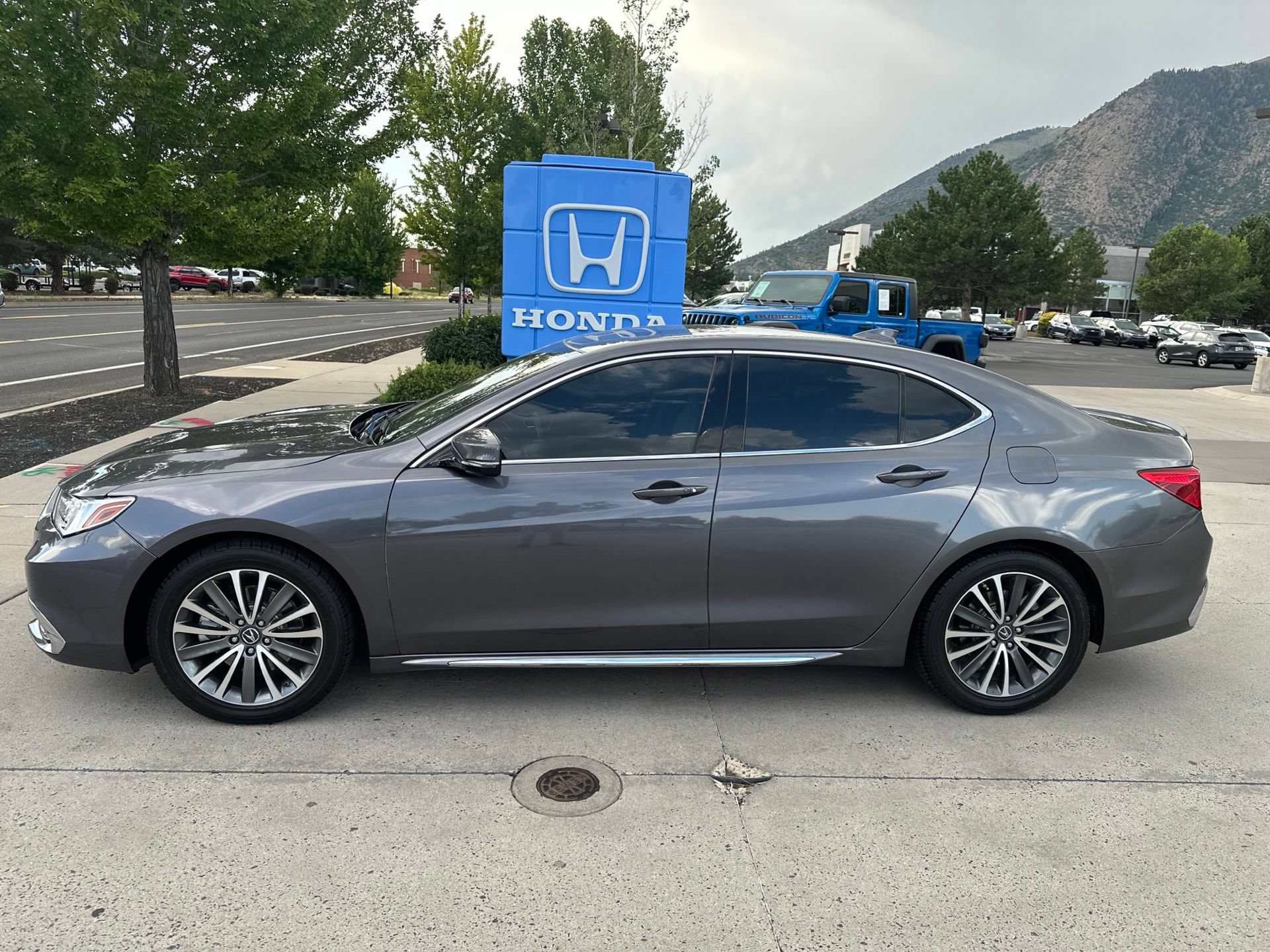 Used 2018 Acura TLX w/ Advance Package FWD image 2