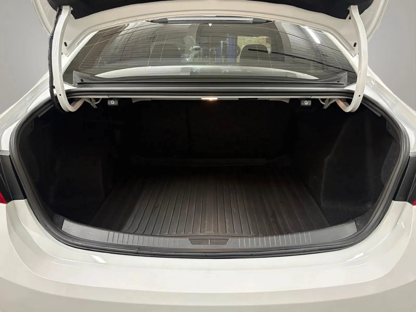 Used 2023 Chevrolet Malibu RS FWD image 9