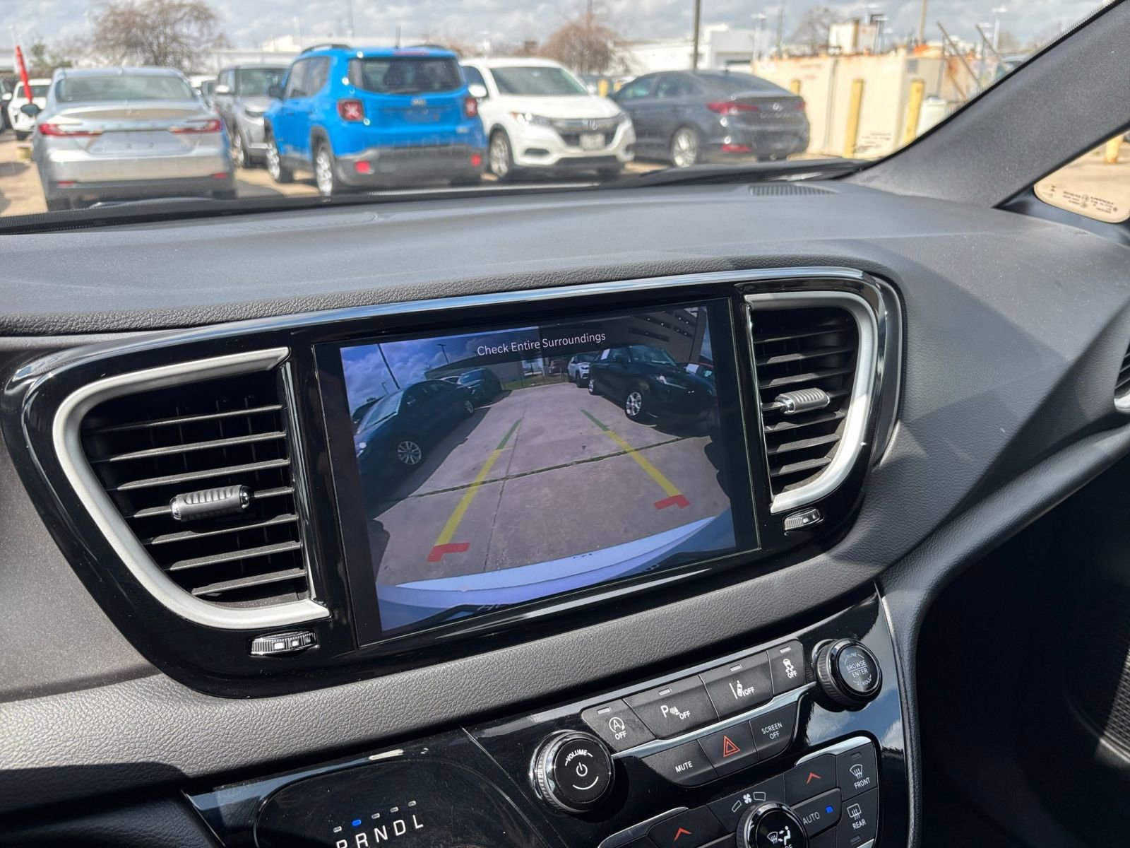 Used 2025 Chrysler Pacifica Select image 25