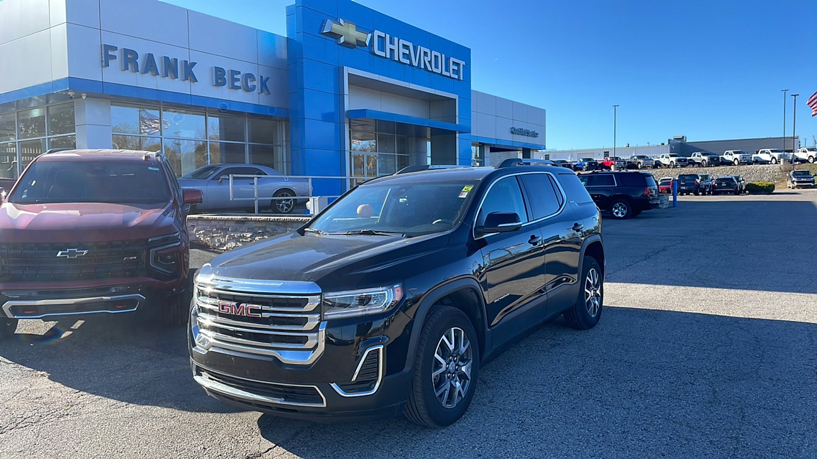 Used 2023 GMC Acadia SLE w/ Driver Convenience Package image 1