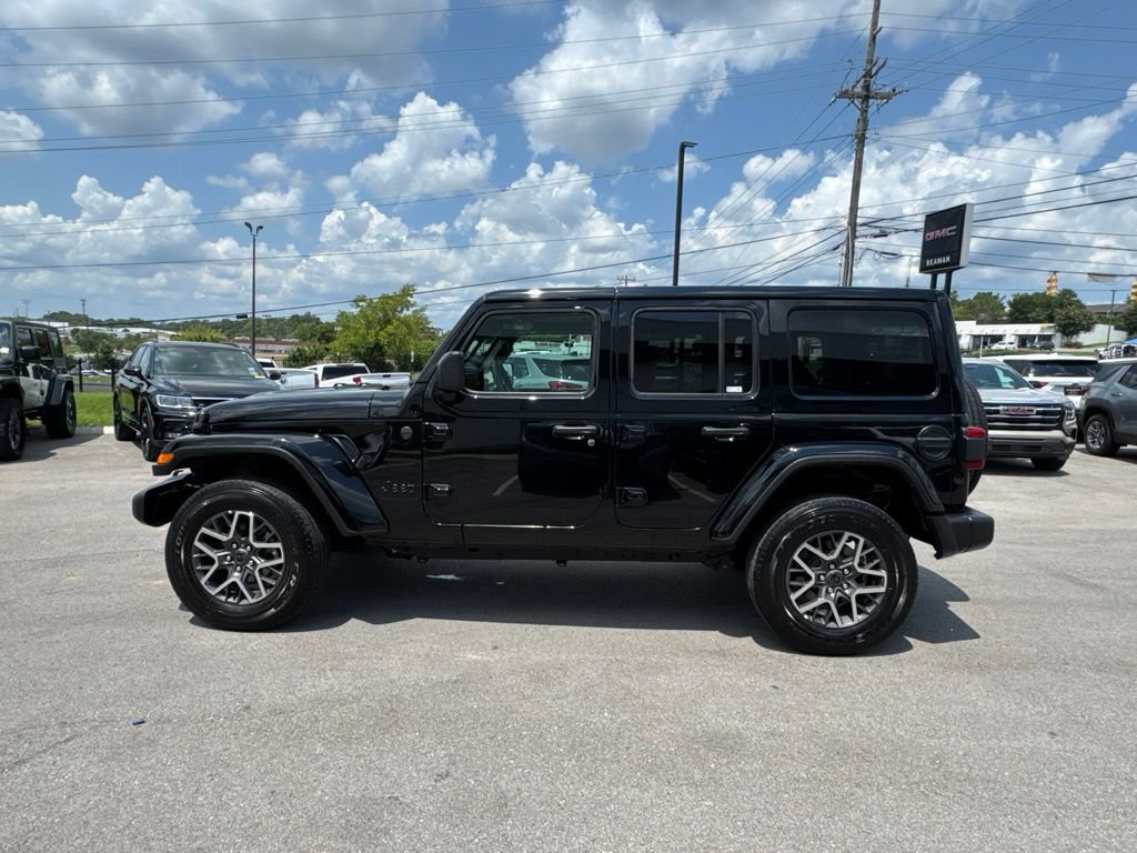 Used 2025 Jeep Wrangler Unlimited Sahara AWD/4WD image 4