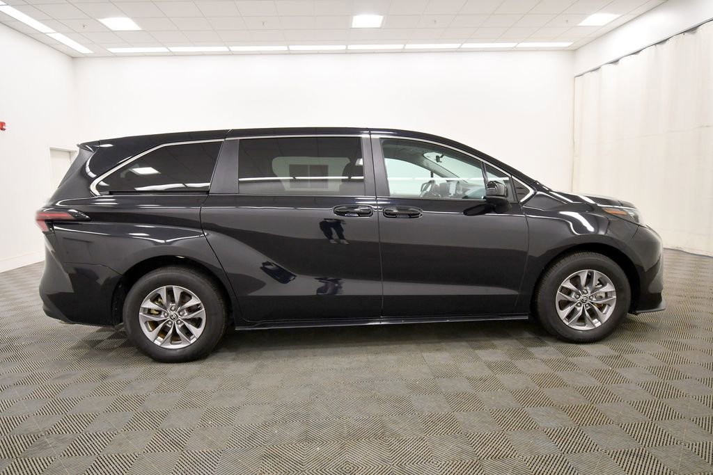 Used 2024 Toyota Sienna LE FWD image 9