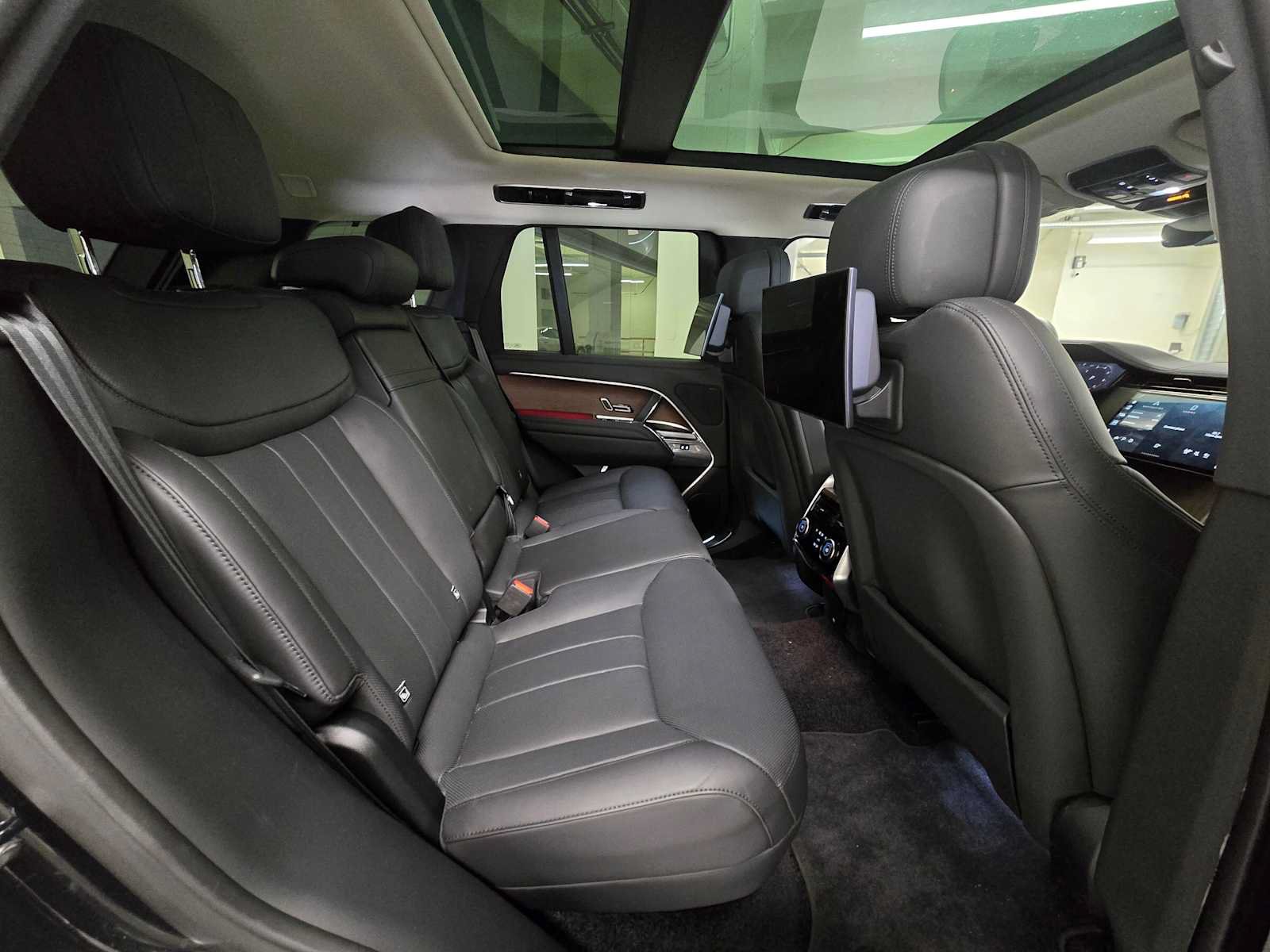 Used 2025 Land Rover Range Rover SE AWD/4WD image 12