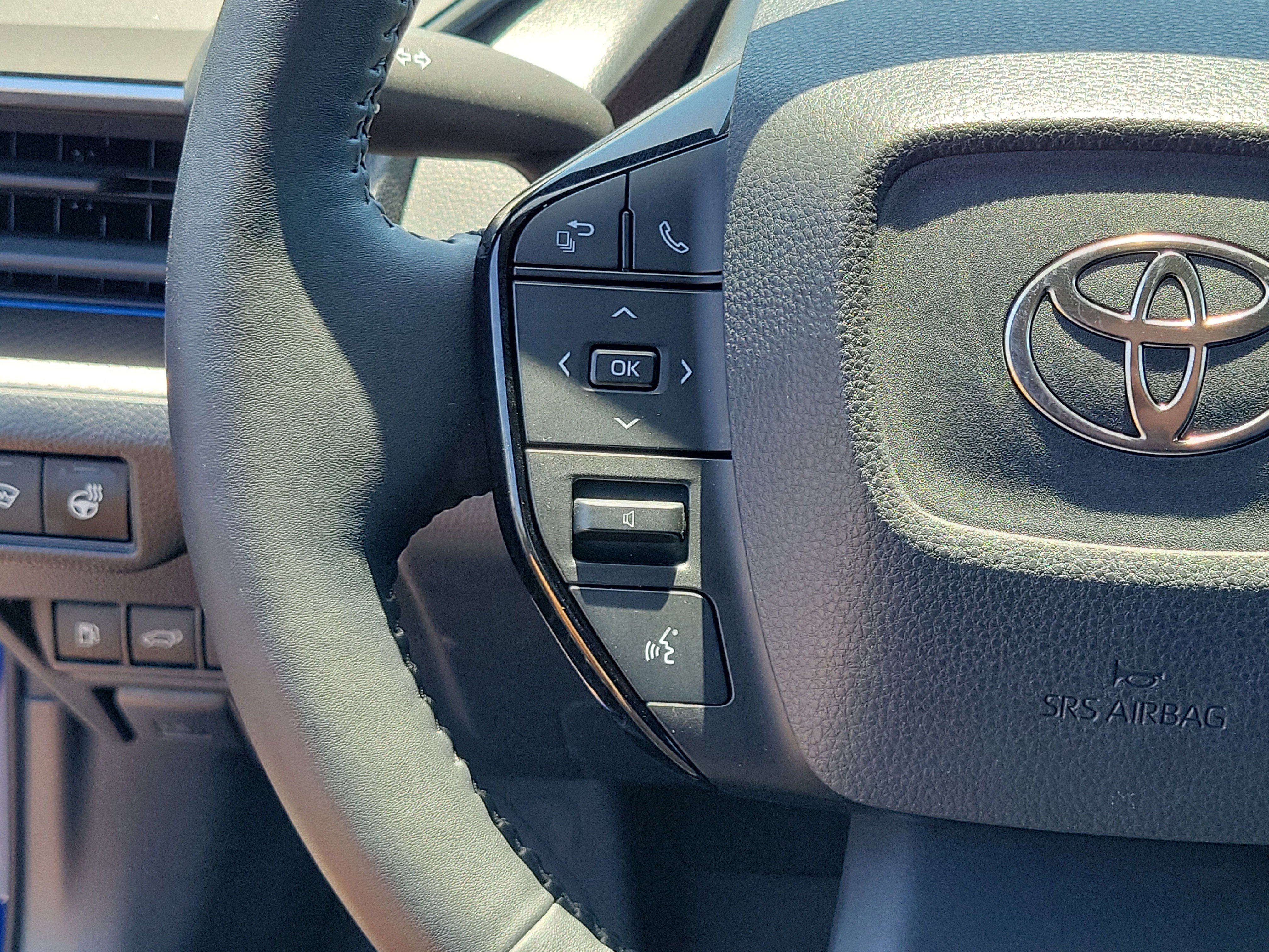 Used 2024 Toyota Prius Limited w/ Limited Premium Package FWD image 25