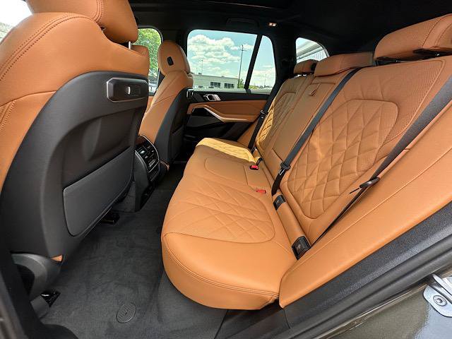 New 2026 BMW X5 xDrive40i w/ M Sport Package AWD/4WD image 5