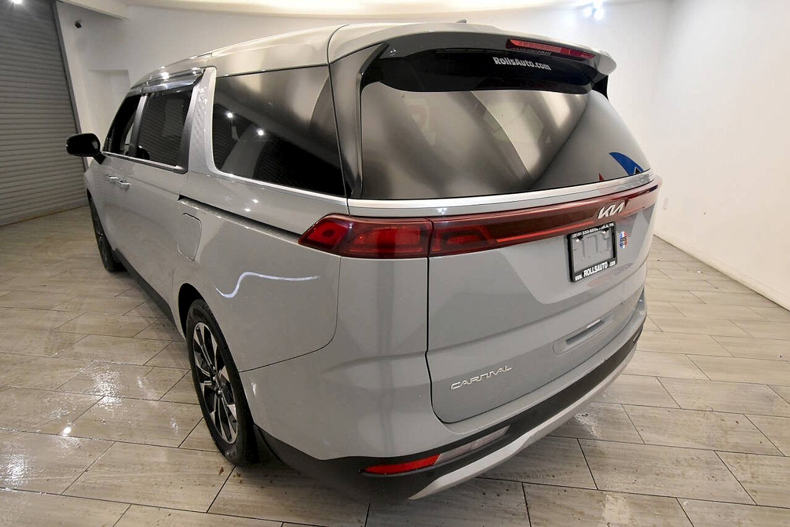 Used 2024 Kia Carnival EX FWD image 3