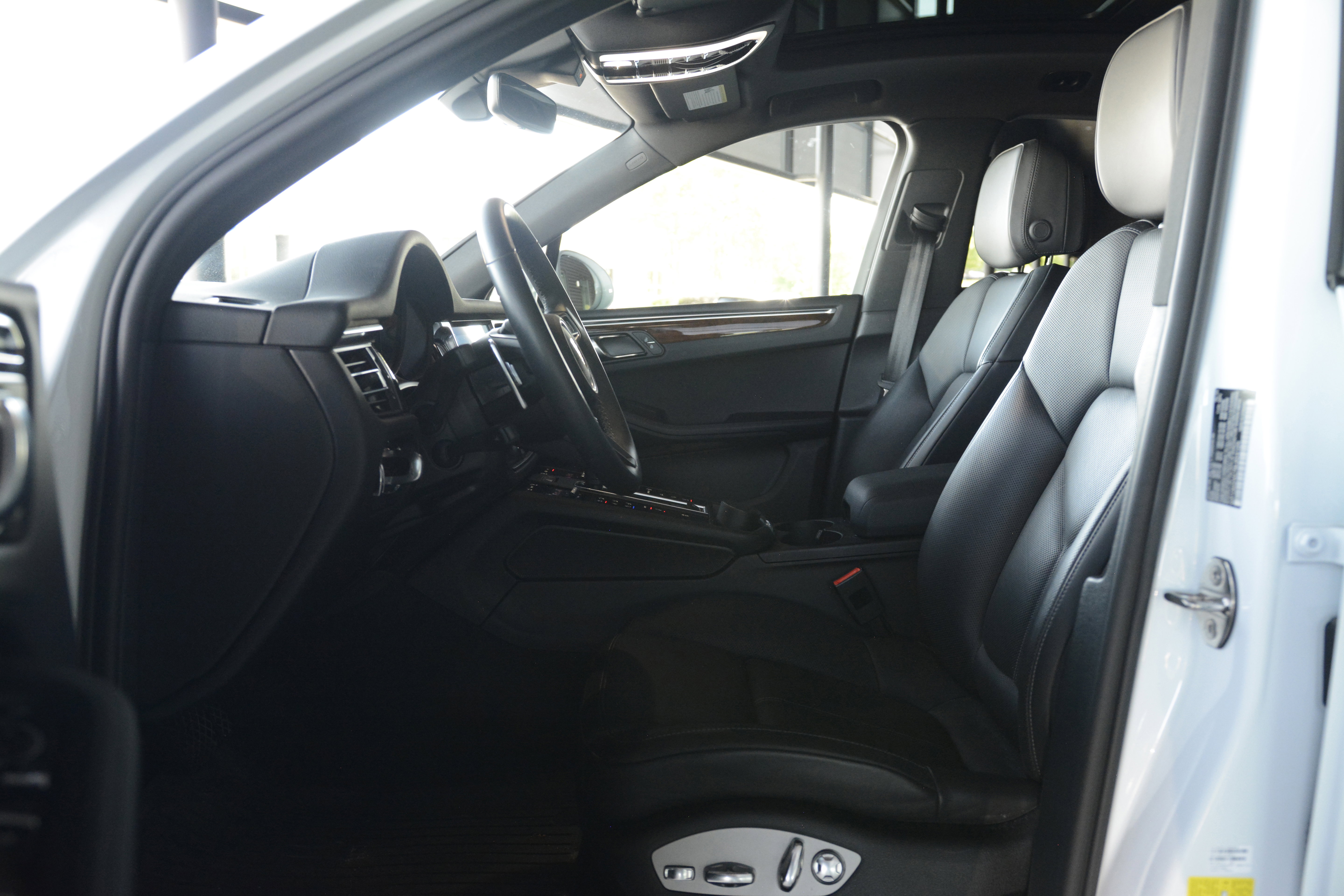 Certified 2022 Porsche Macan S AWD/4WD image 15