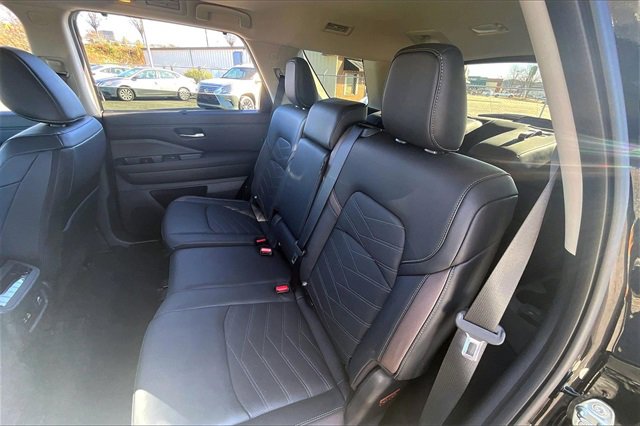 Certified 2025 Nissan Pathfinder Platinum w/ Cargo Package image 19