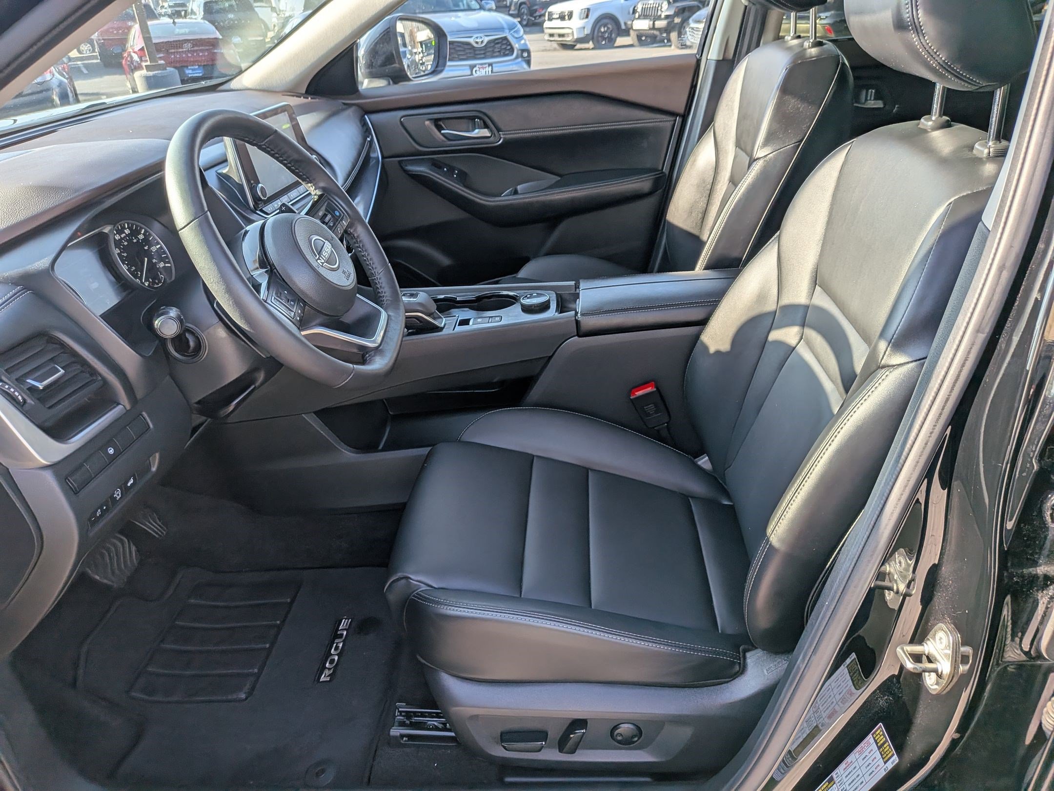 Used 2023 Nissan Rogue SV w/ SV Premium B Package image 28