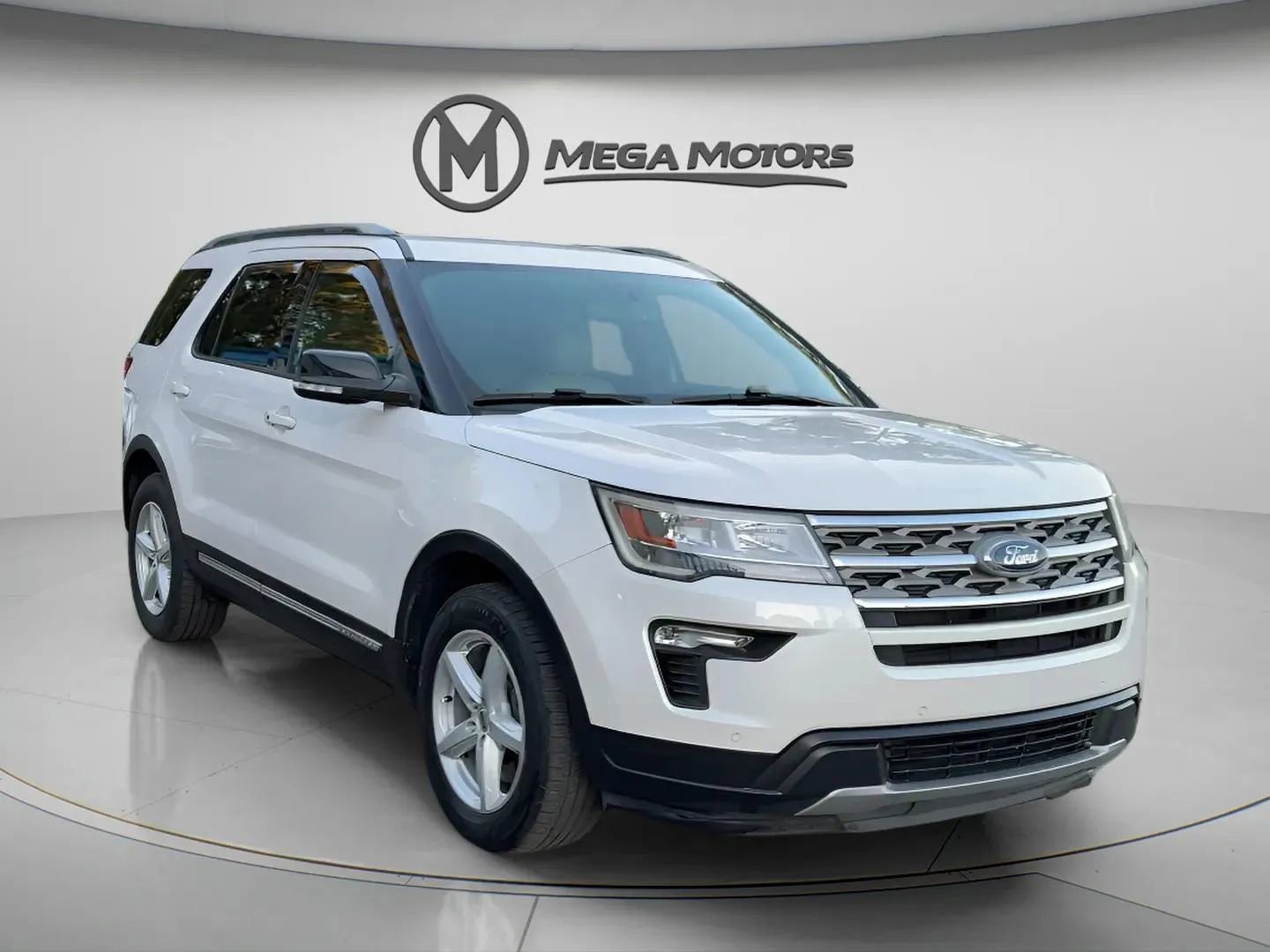 Used 2018 Ford Explorer XLT w/ Equipment Group 202A image 7