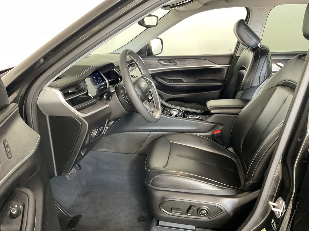 Used 2023 Jeep Grand Cherokee L Limited w/ Black Appearance Package AWD/4WD image 18