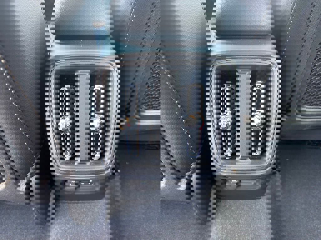 Used 2023 Volvo XC40 B5 Core w/ Convenience Package image 32