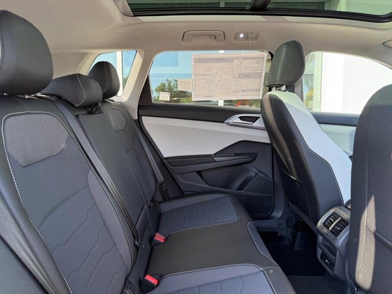 New 2025 Volkswagen Taos SE image 4