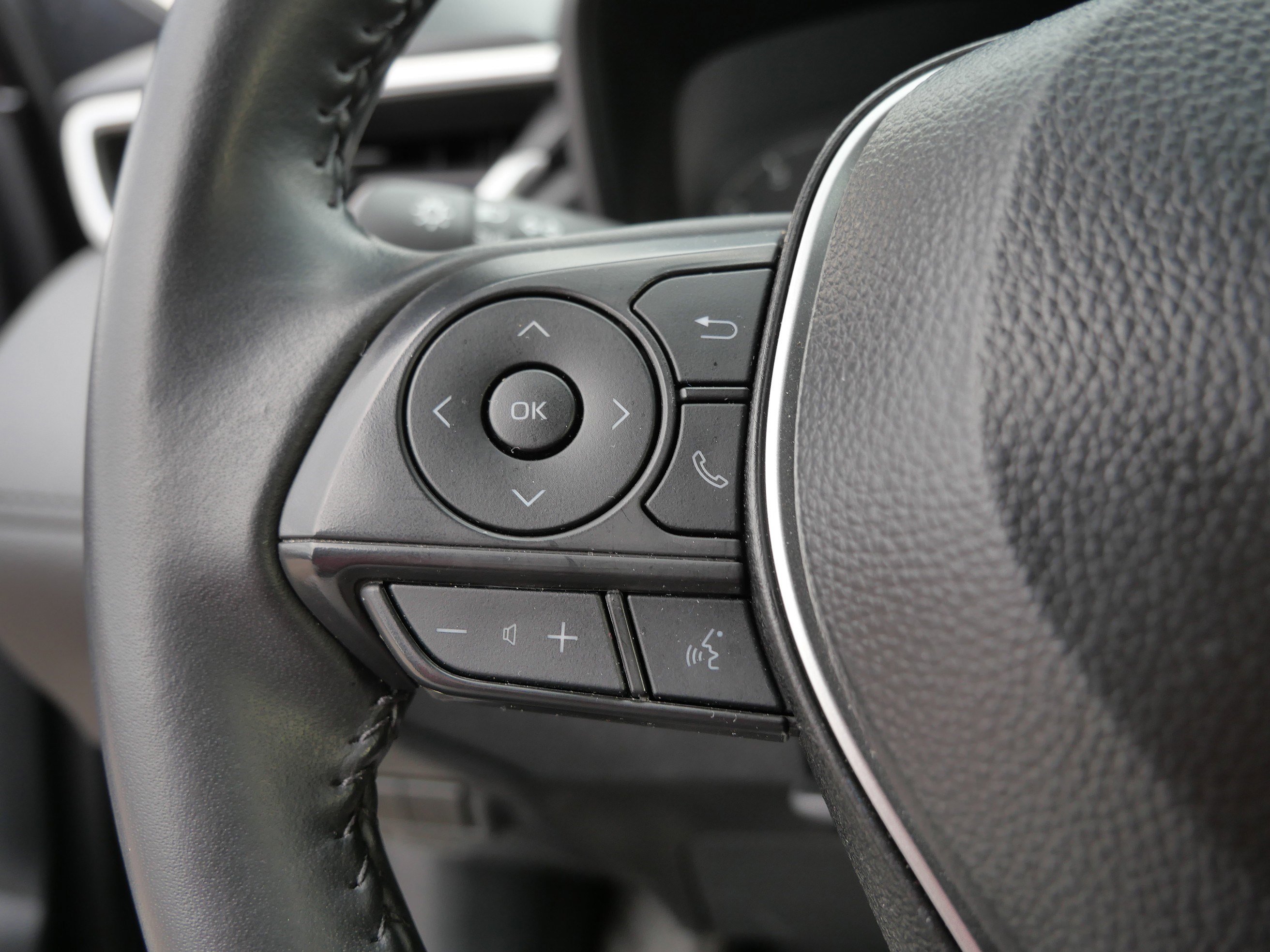 Certified 2025 Toyota Corolla Cross LE image 28