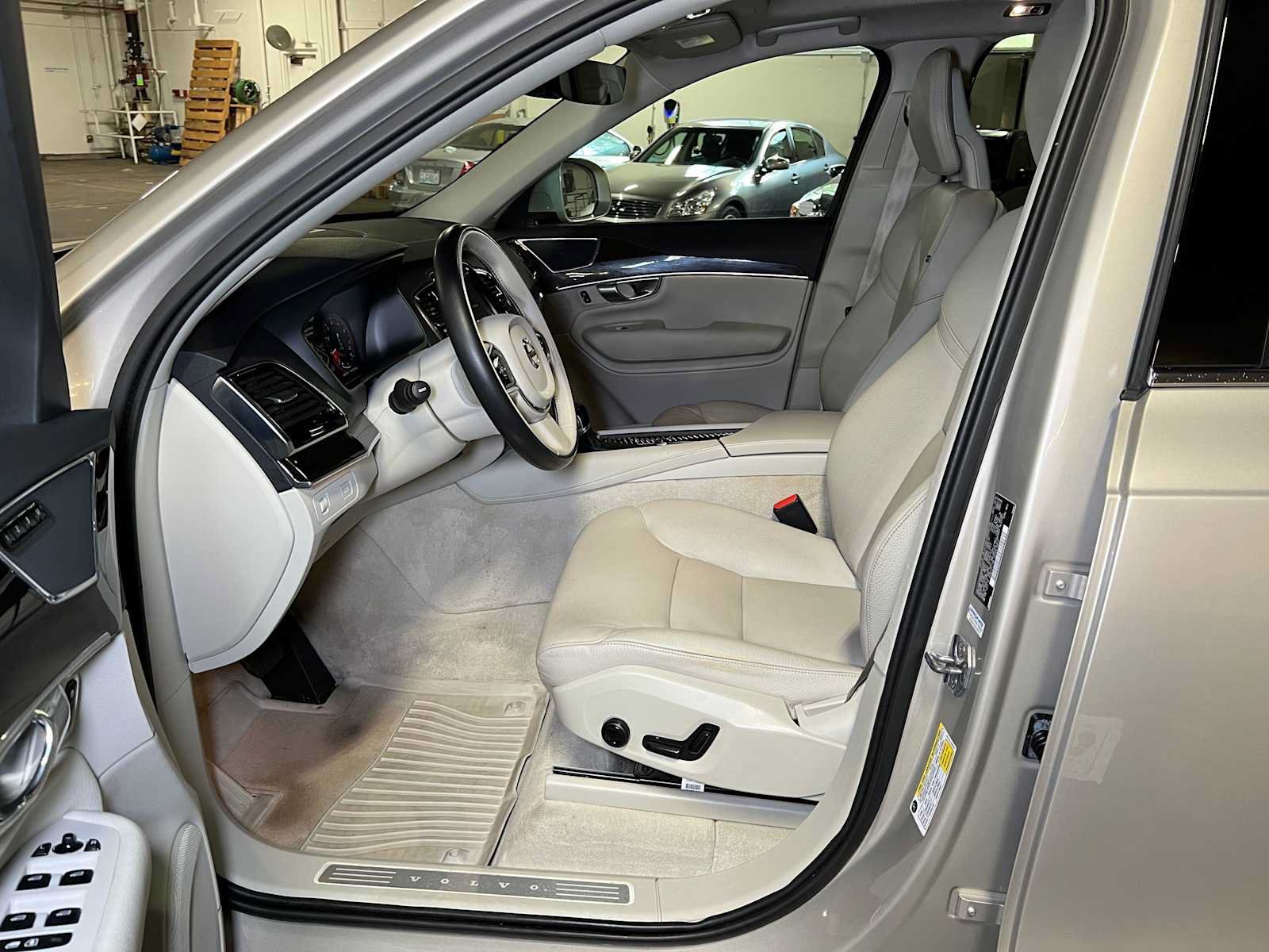 Used 2016 Volvo XC90 T6 Momentum w/ Momentum Plus Package AWD/4WD image 24