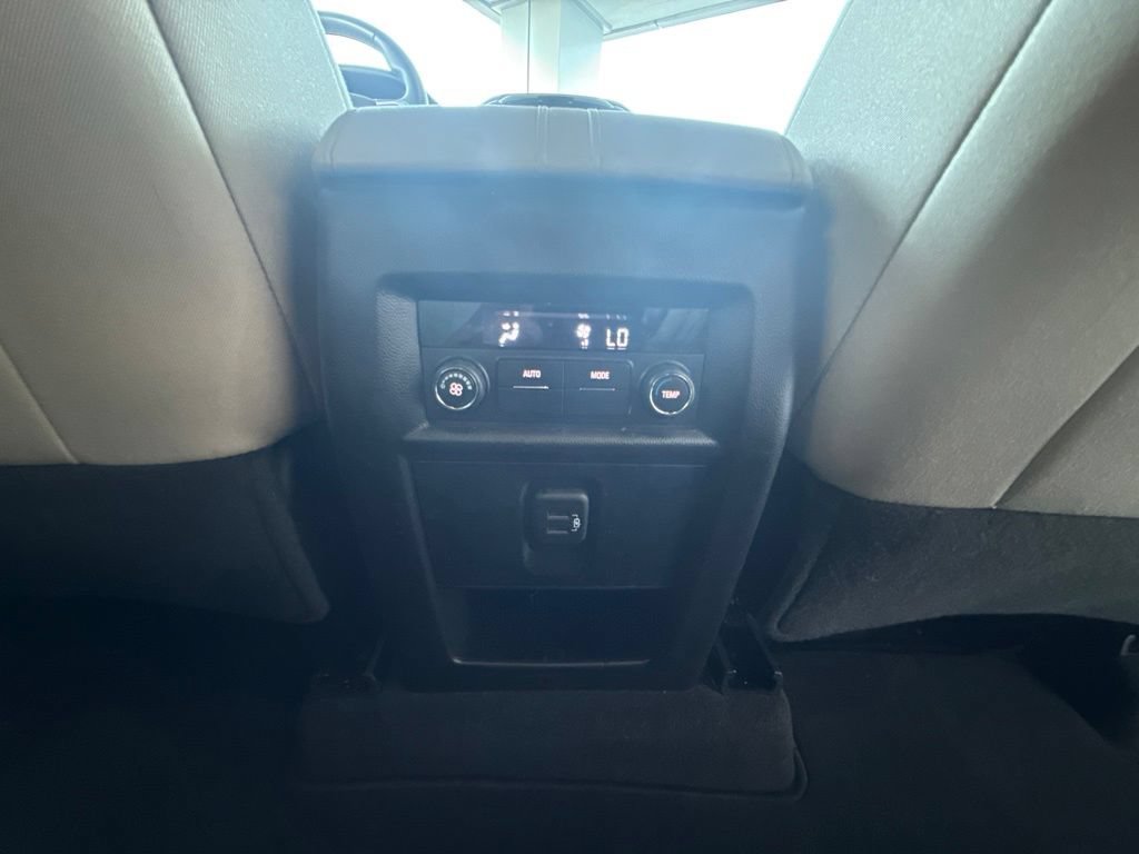 Used 2023 Chevrolet Traverse LT FWD image 32