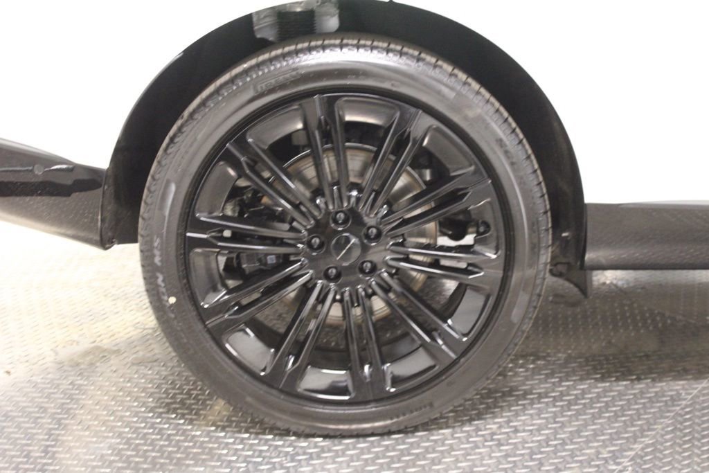 Used 2025 Land Rover Range Rover SE image 9