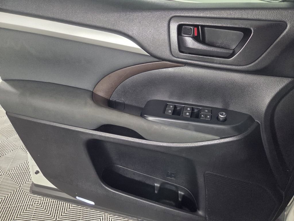 Used 2019 Toyota Highlander LE image 22