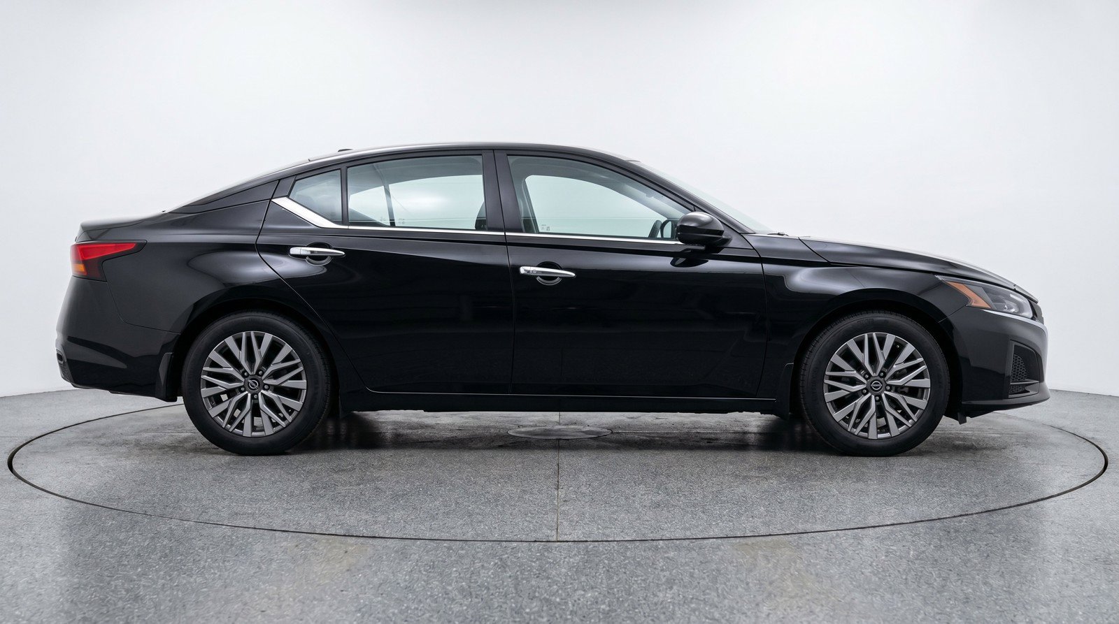 Used 2025 Nissan Altima 2.5 SV FWD image 11