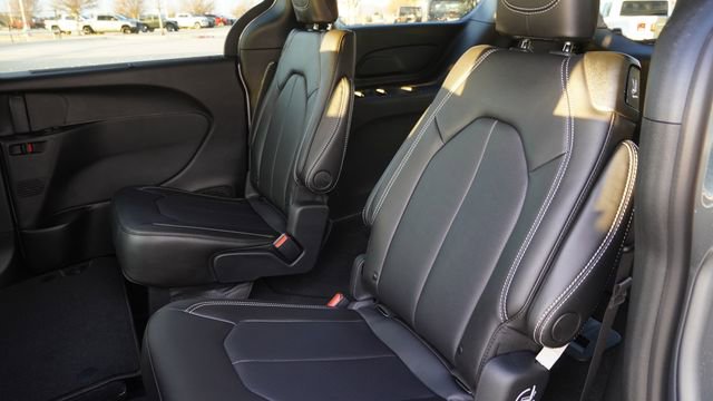 New 2026 Chrysler Pacifica Select image 12