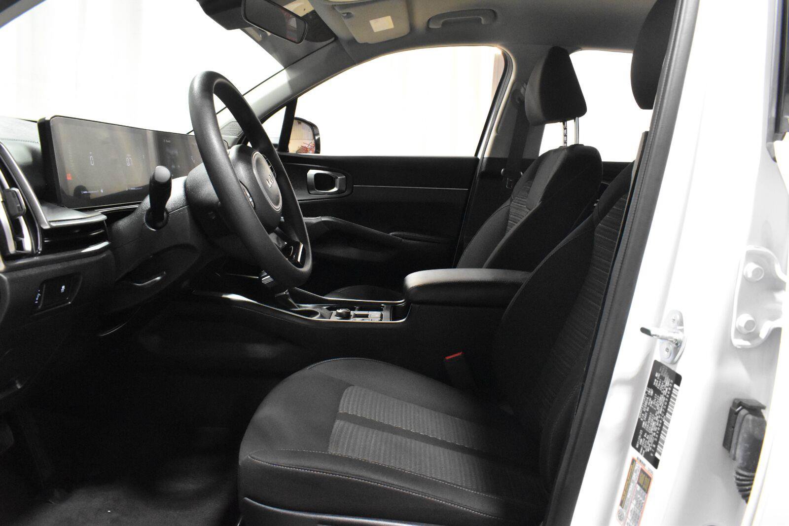 Used 2025 Kia Sorento LX FWD image 3