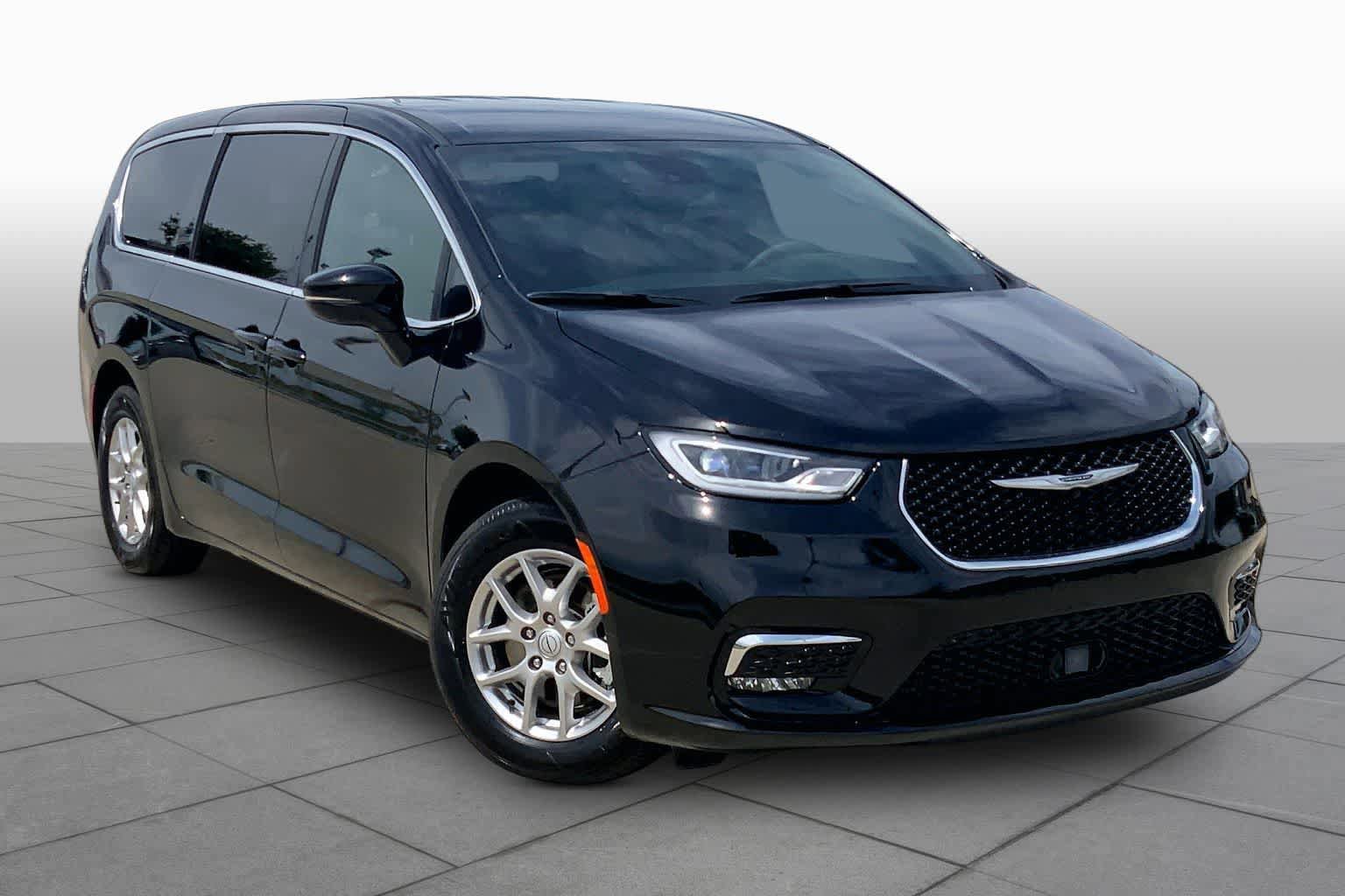 Used 2025 Chrysler Pacifica Select FWD image 2