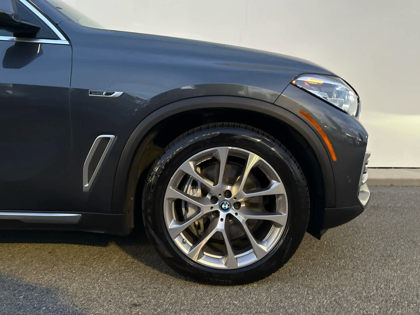 Used 2022 BMW X5 xDrive45e w/ Parking Assistance Package AWD/4WD image 9