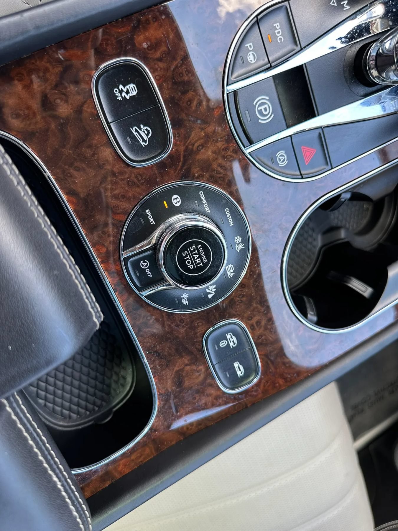 Used 2017 Bentley Bentayga AWD/4WD image 28