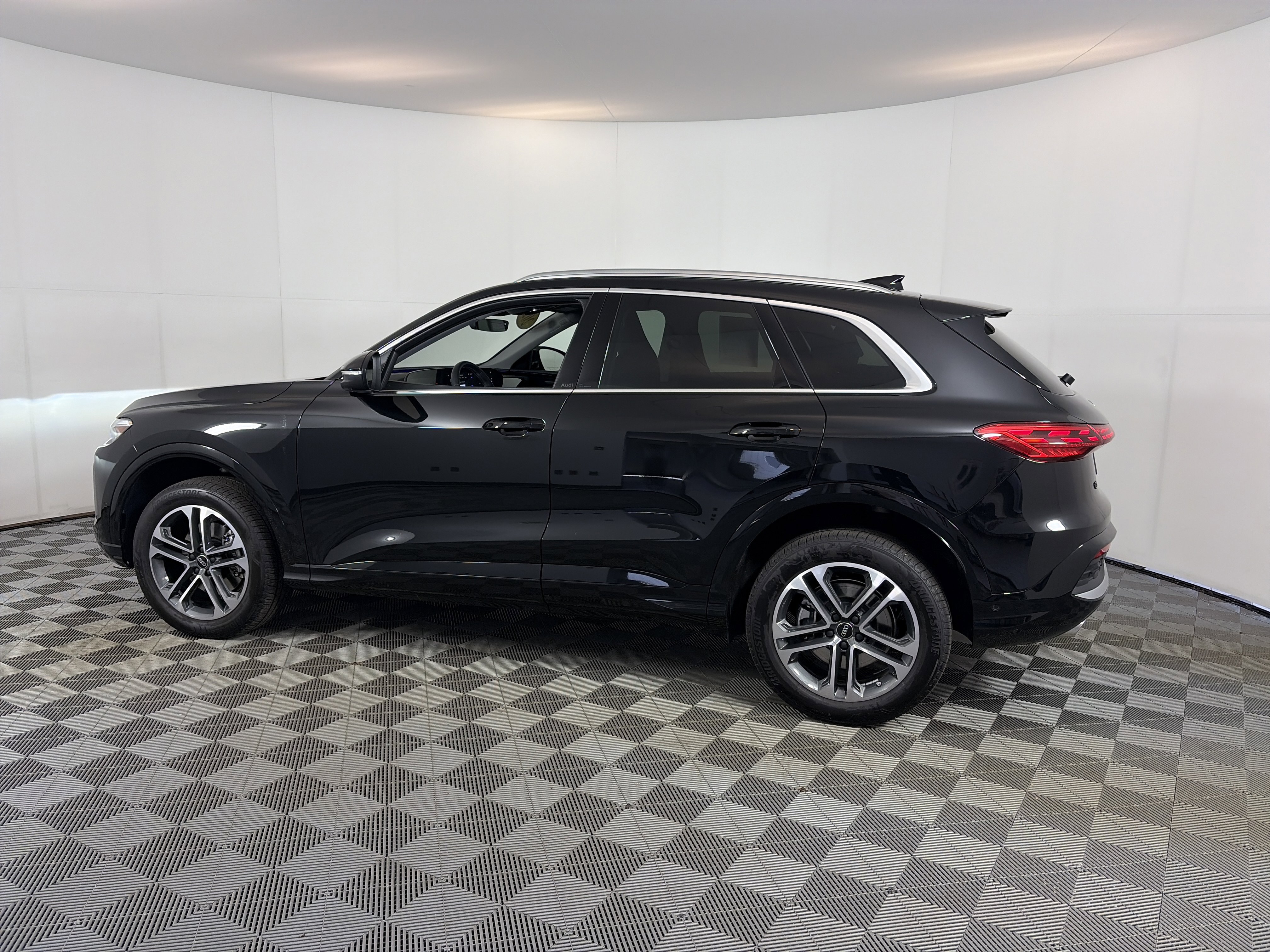 Used 2025 Audi Q5 Premium Plus w/ Premium Plus AWD/4WD image 8