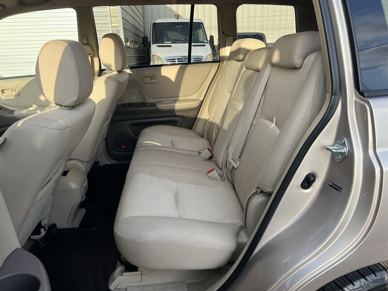 Used 2005 Toyota Highlander 2WD V6 w/ 3rd Row image 10