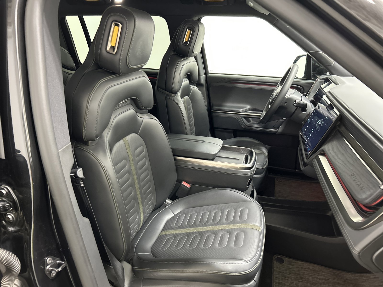 Used 2025 Rivian R1S Adventure image 24