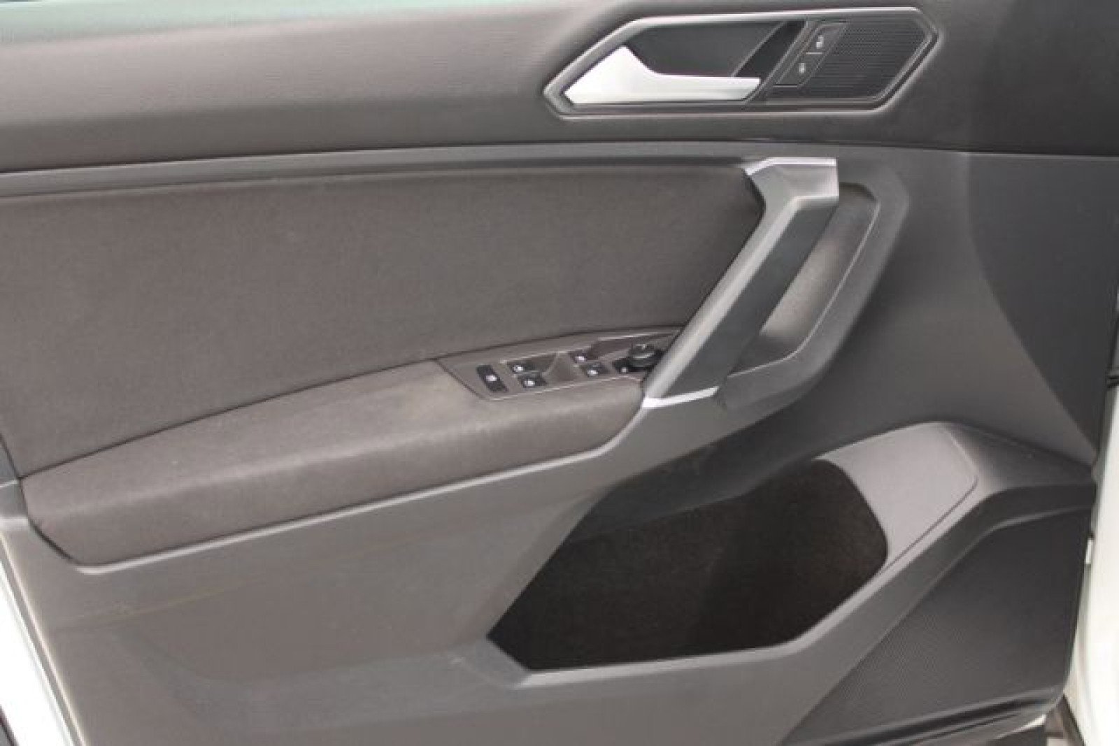 Used 2018 Volkswagen Tiguan S w/ Front Fog Lights Package image 15