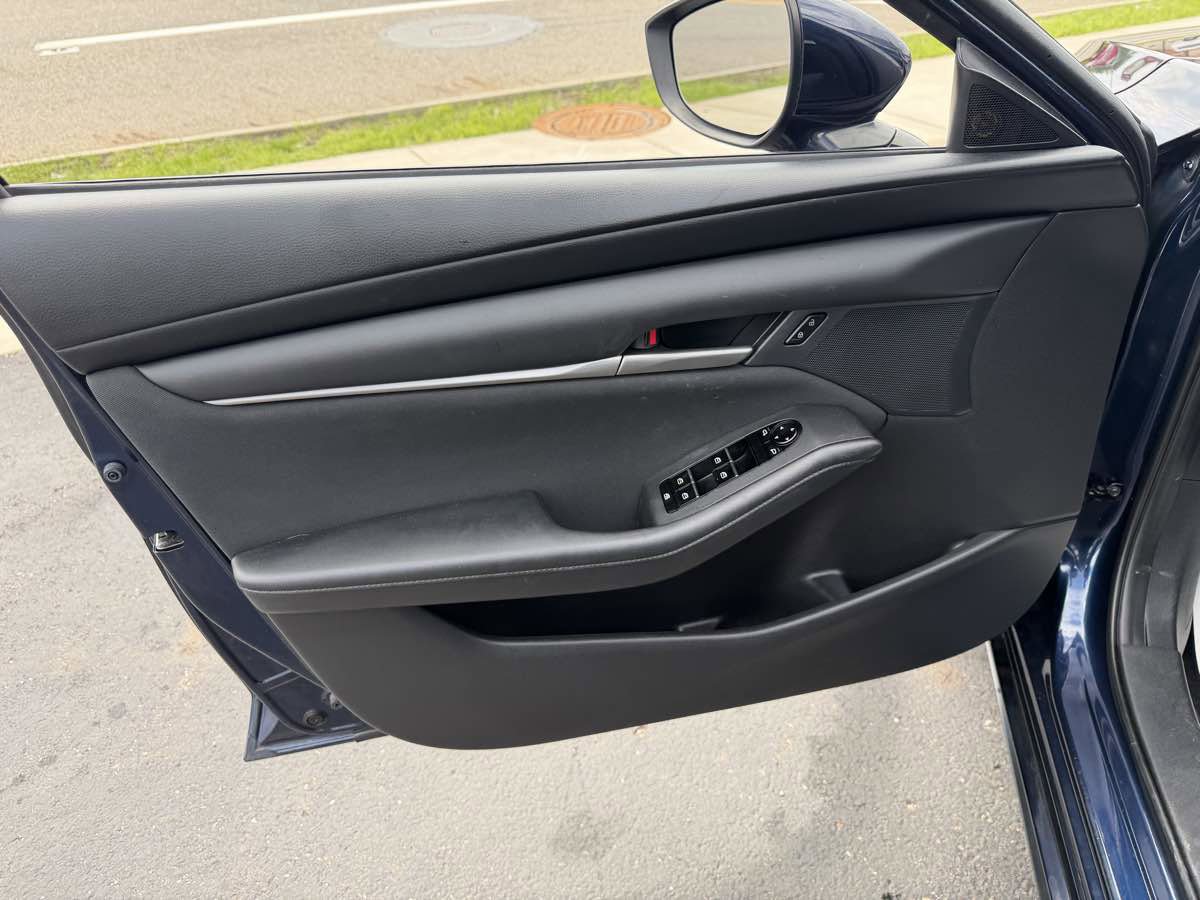 Used 2020 MAZDA MAZDA3 Sedan FWD image 11