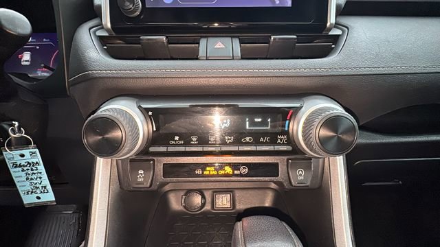 Used 2023 Toyota RAV4 LE AWD/4WD image 21