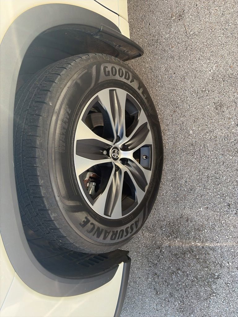 Used 2020 Toyota Highlander XLE AWD/4WD image 31