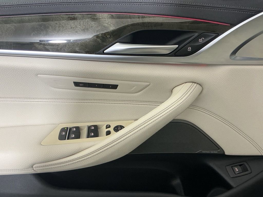 Used 2021 BMW M550i xDrive w/ Dynamic Handling Package image 19
